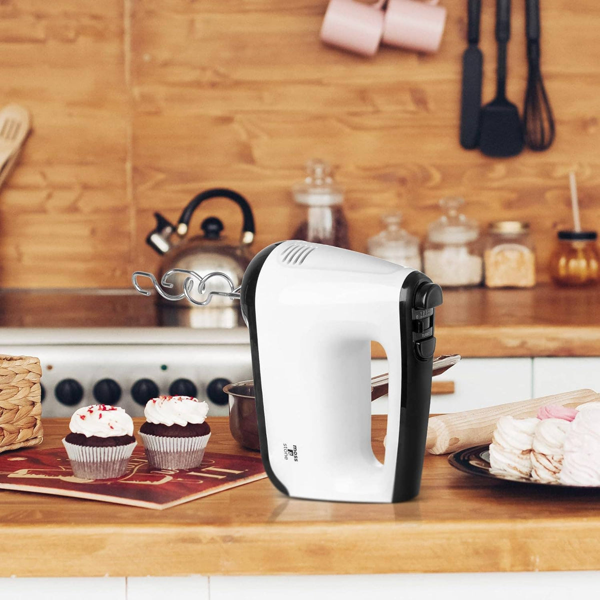 White Hand Mixer With Snap-On Storage Case, 6 Speed Hand Mixer Electric, 250w Power handheld Mixer for Baking Cake Egg Cream Food Beater, & 4 Stainless Steel Accessories