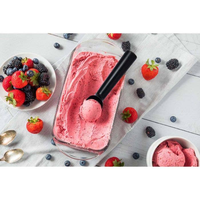 HIC Kitchen Anti Freeze Ice Cream Scoop, Non Stick